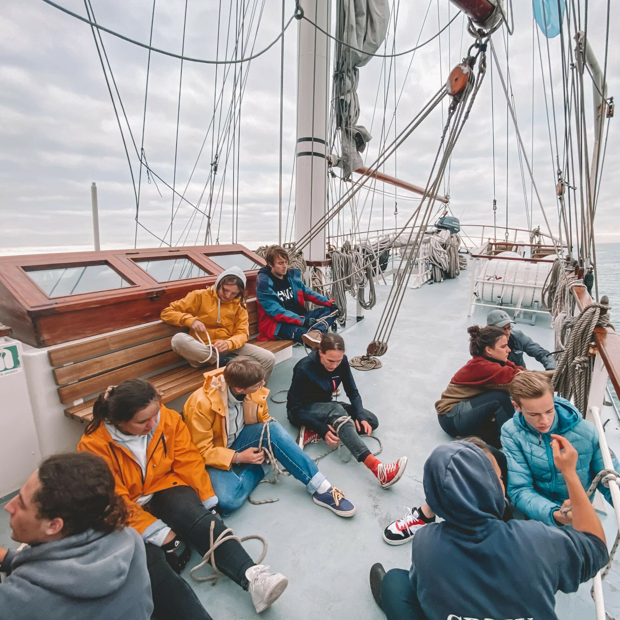 Jongeren leren scheepsknopen - The Tall Ships Races 2022
